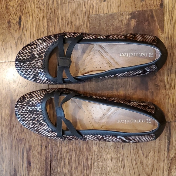Womens Naturalizer snakeskin ballet flats are a size 8.5 - Picture 4 of 5